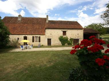 Graceful Holiday Home in Berbiguières with Terrace