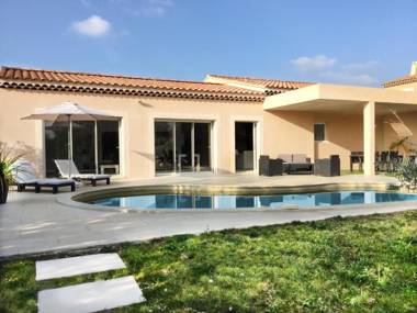 Très jolie villa contemporaine avec piscine chauffée proche du centre village d'Aureille au cœur des Alpilles 4 personnes LS1-300 Oustau Di Auriho