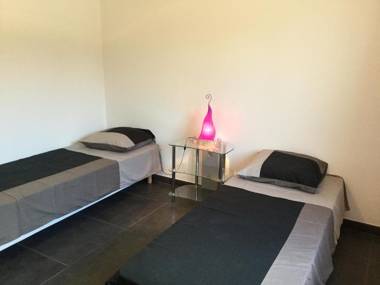 Très jolie villa contemporaine avec piscine chauffée proche du centre village d'Aureille au cœur des Alpilles 4 personnes LS1-300 Oustau Di Auriho