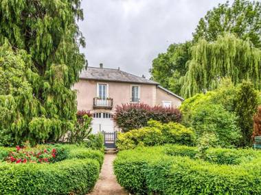 Garden-View Holiday Home in Bligny-Sur-Ouche with Terrace