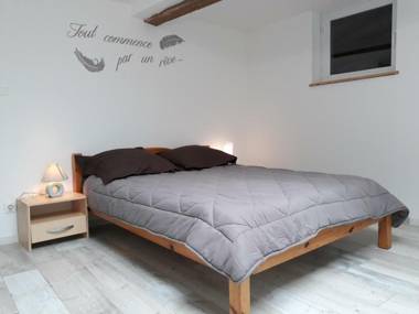 Gîte Cremeaux 4 pièces 6 personnes - FR-1-496-220