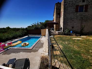Magnifique gîte en pierres 6 personnes avec piscine privée Ardèche plein sud