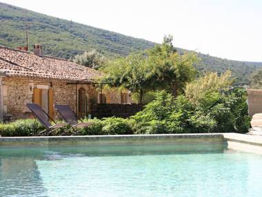 Stylish Holiday Home in Lacoste with Swimming Pool and airco