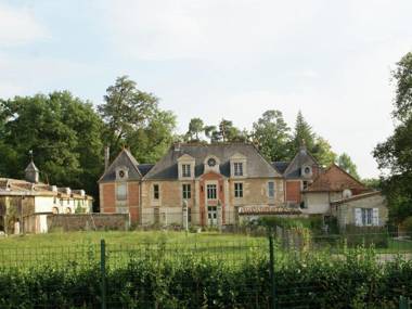 Holiday home with swimming pool on the estate of a noble castle near Nettancourt