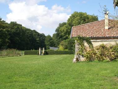 Holiday home with swimming pool on the estate of a noble castle near Nettancourt