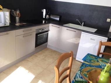 Villa de 3 chambres avec piscine privee jardin clos et wifi a Poussan