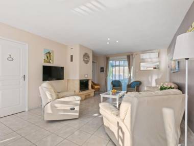 Classy Villa in Roquebrun with Swimming Pool