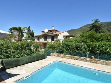 Child dog friendly villa with private swimming pool and fenced garden on the river