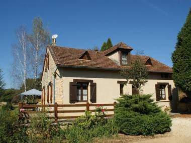 Superb Holiday Home in Prats-du-Périgord with Swimming Pool