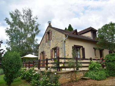 Superb Holiday Home in Prats-du-Périgord with Swimming Pool
