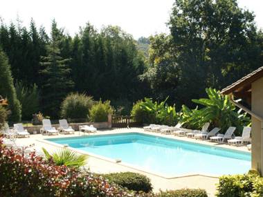 Superb Holiday Home in Prats-du-Périgord with Swimming Pool