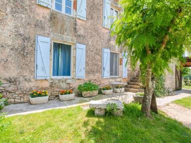 Splendid Holiday Home in Dégagnac with heated Swimming Pool and jacuzzi