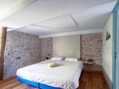 Idyllic Holiday Home in Dégagnac with Jacuzzi near River