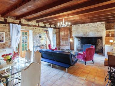 Rustic Holiday Home. In the Forest Saint-Caprais 2 bedrooms 4 person