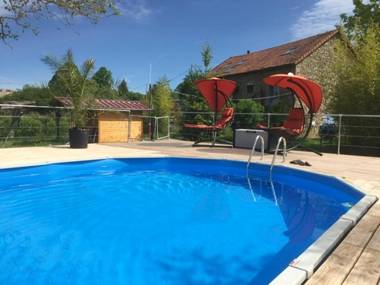Maison d'une chambre avec piscine partagee sauna et jardin clos a Charron