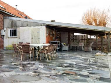 Charming Holiday Home in Hondschoote with Terrace