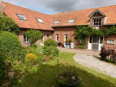 Modern Holiday Home in Hondschoote with Garden