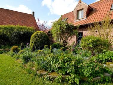 Modern Holiday Home in Hondschoote with Garden