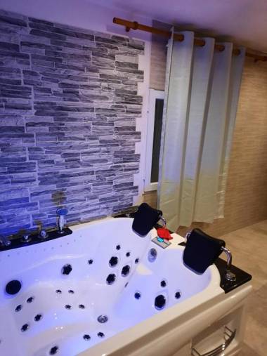 DÉPENDANCE EN CHAMBRE D'HÔTE AVEC JACUZZI PRIVATIF DANS LA CHAMBRE v