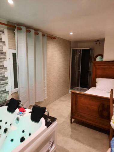DÉPENDANCE EN CHAMBRE D'HÔTE AVEC JACUZZI PRIVATIF DANS LA CHAMBRE v