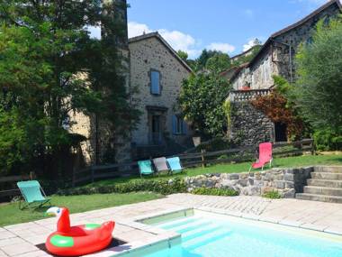 Cosy Holiday Home in Ardèche with Swimming Pool