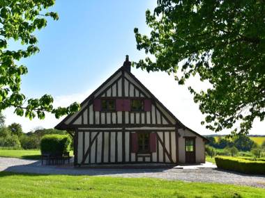 Authentic house on large estate in rural Saint-Maurice-sur-Aveyron