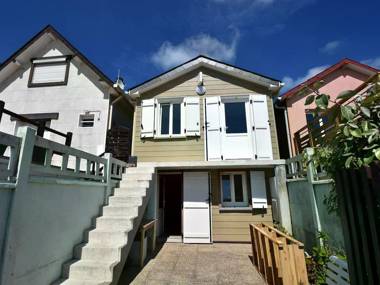 Holiday Home in Ravenoville with Courtyard Terrace BBQ