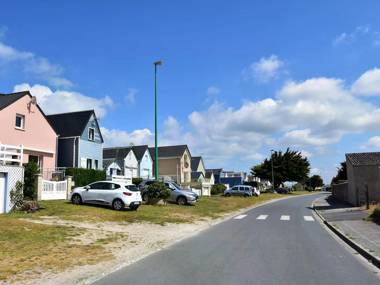 Holiday Home in Ravenoville with Courtyard Terrace BBQ