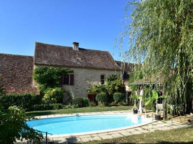 Chic Holiday Home in Aquitaine with Swimming Pool