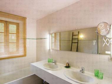 Cozy Holiday Home in Bouzic South of France near Meadows