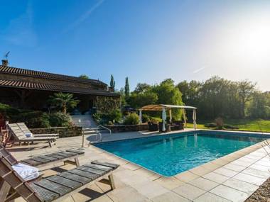 Huge Holiday Home in Aquitaine with Private Swimming Pool