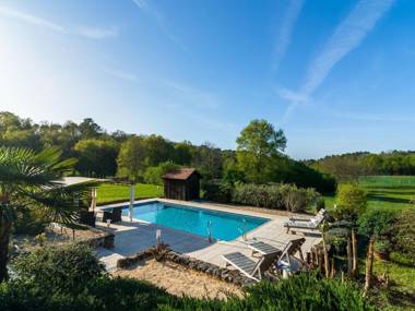 Huge Holiday Home in Aquitaine with Private Swimming Pool