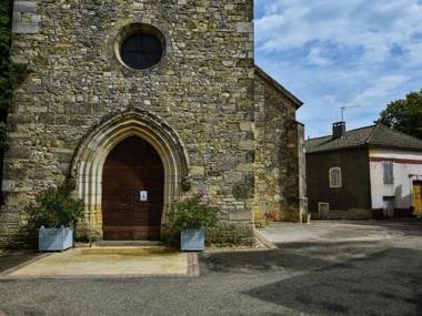 Cosy Holiday Home in Thédirac with Swimming Pool