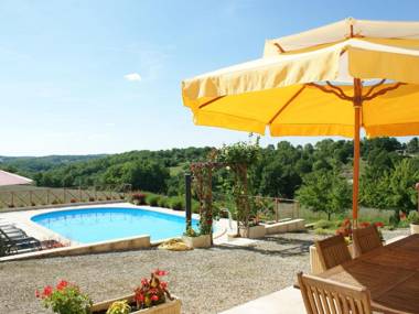 Lovely Holiday Home in Thédirac with Swimming Pool