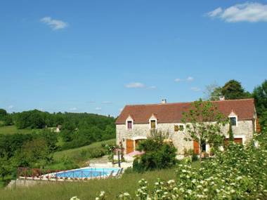 Lovely Holiday Home in Thédirac with Swimming Pool