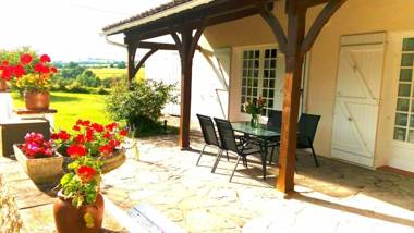 Maison de 2 chambres avec jardin amenage et wifi a Lannes