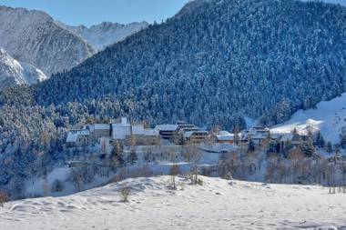 Detente et convivialite au pied des montagnes