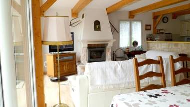 Maison de 3 chambres avec vue sur le lac et jardin clos a Nages