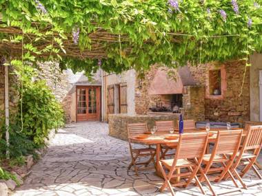 Cozy Holiday Home in Félines-Minervois with Swimming Pool