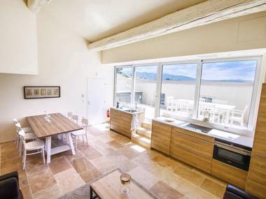 Alluring Apartment in Villesèque with Jacuzzi