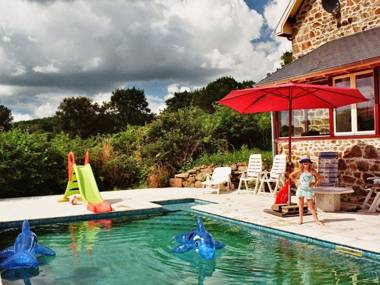 Alluring Holiday Home with Pool Barbecue Sun-loungers