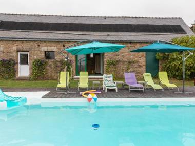 Spacious Holiday Home With Garden in Querrien France