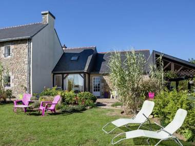 Idyllic Holiday Home in Querrien with Pond