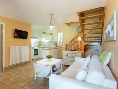 Idyllic Holiday Home in Querrien with Pond