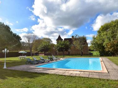 Vintage Holiday Home in Besse with Swimming Pool