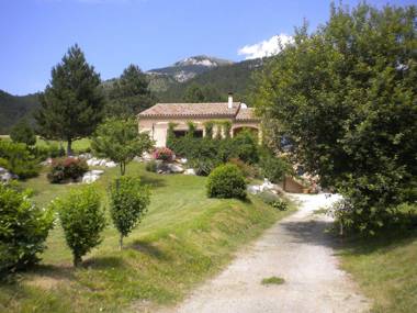 Great detached house near Die (8 km) with magnificent view and beautiful garden