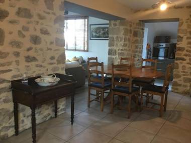 Gîte Sainte-Suzanne-et-Chammes 4 pièces 6 personnes - FR-1-600-151