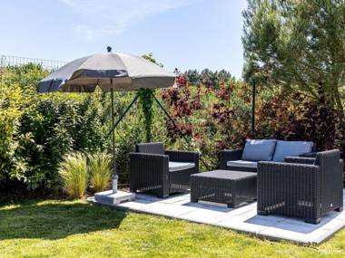 Luxurious attractively furnished villa 800 m. from the sea