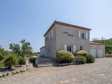 Luxurious villa with private swimming pool and beautiful view of Minervois