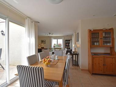 Comfortable Villa with bubble bath in Montburn des Corbieres